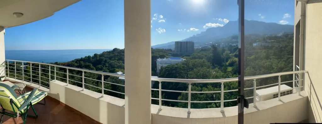 Квартира-студия с видом на море, парк Чаир и гору Ай-Петри