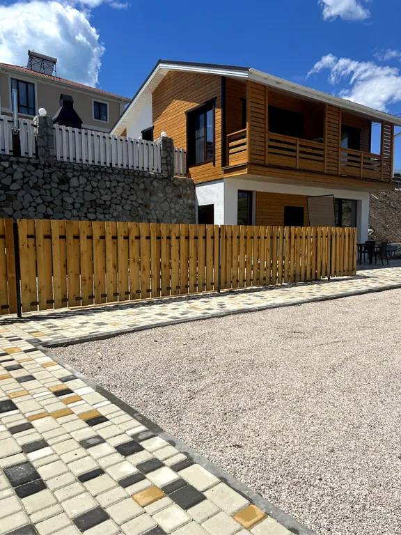 Квартира Дом с тремя апартаментами с видом на горы и море — аренда посуточно в Солнечногорское