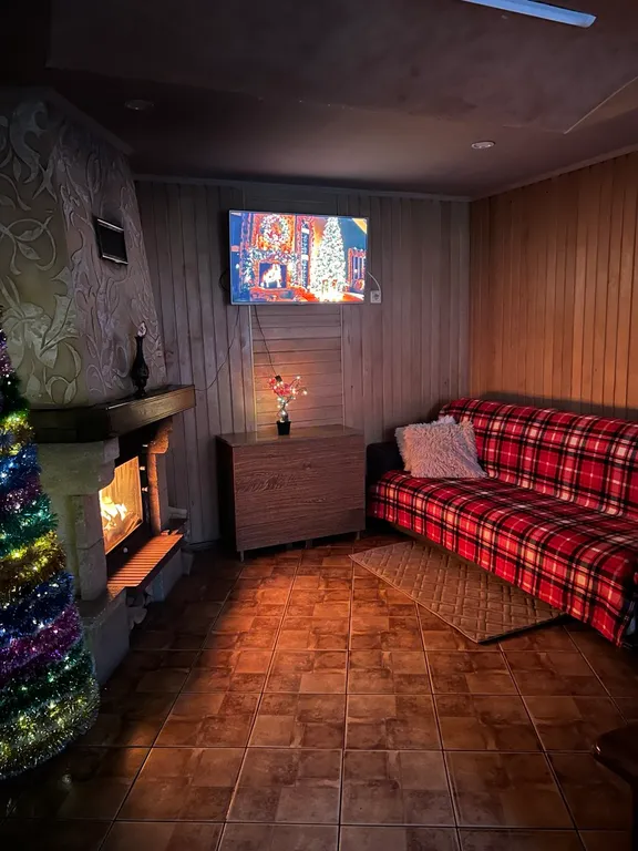 Уютный домик с баней, камином и террасой возле пруда