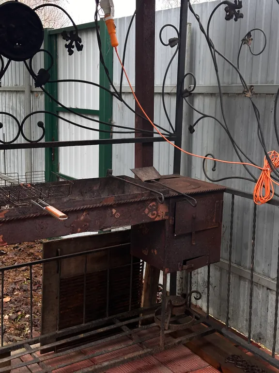 Дом в уединенном тихом месте рядом с лесом