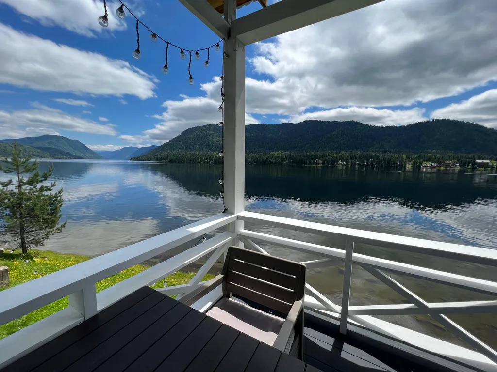 Дом америка на берегу телецкого озера