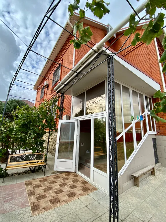 Коттедж Коттедж с сауной и бассейном — Красный