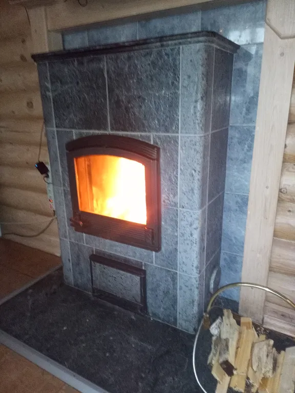 Уютный коттедж с камином у озера в Колосково