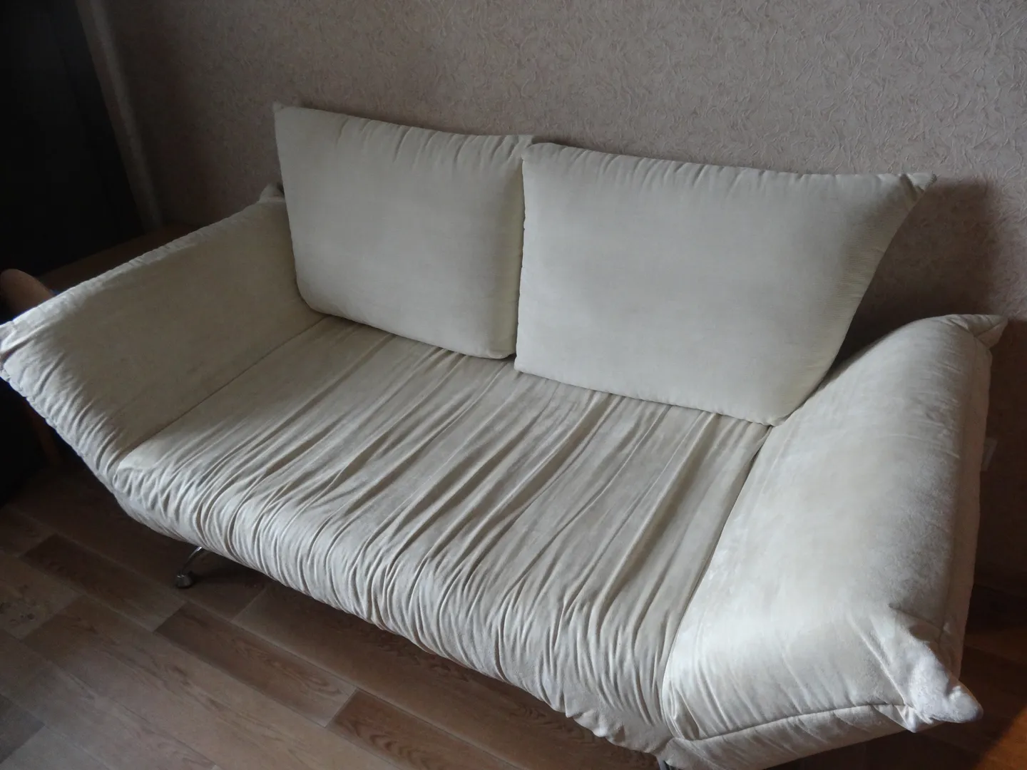 В большой комнате односпальный диван, постельное белье в ящике для белья в диване