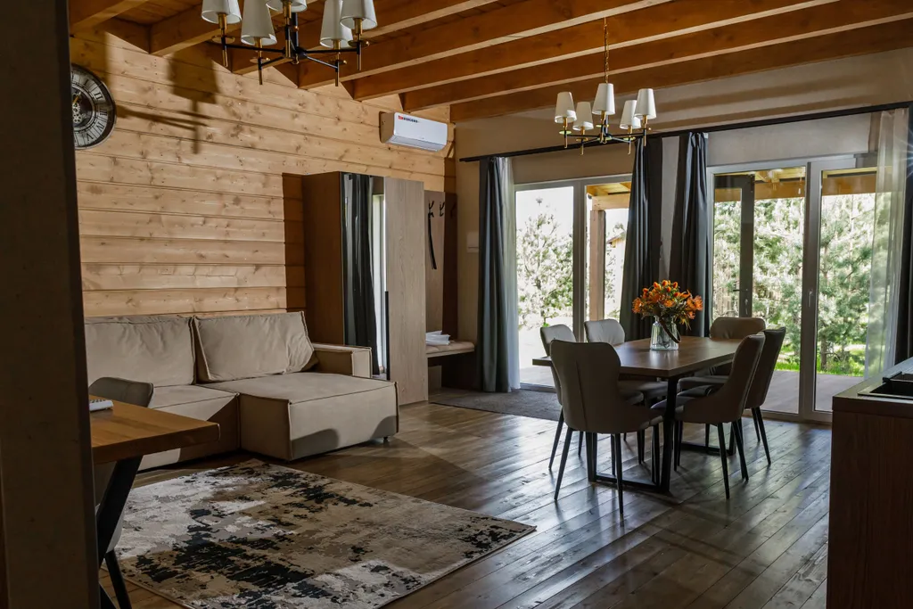 Трёхкомнатный коттедж в лесу у пруда