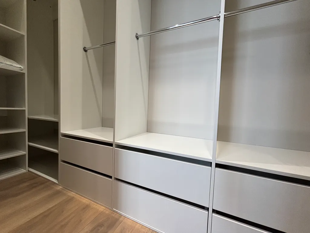 Видовая двухкомнатная с балконом на первой линии у моря