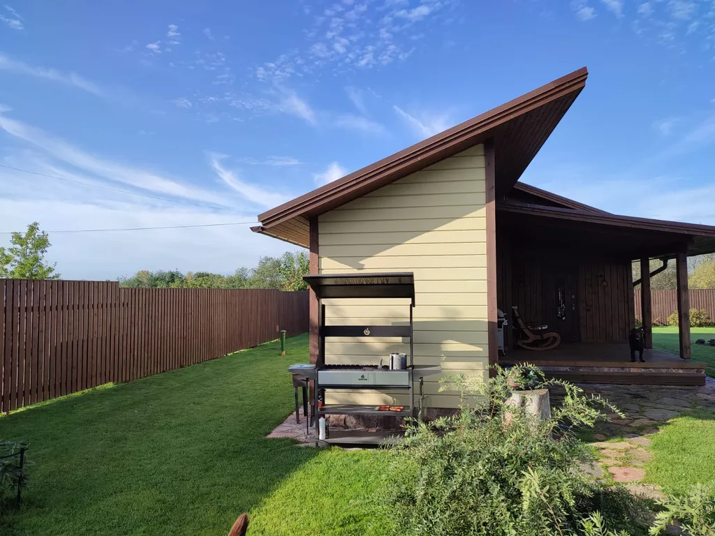 Дом недалеко от реки.