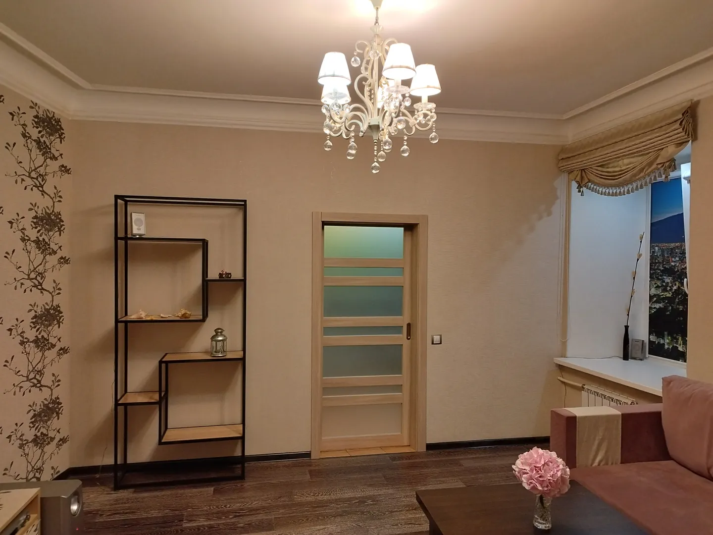Дверь из гостиной в кухню, закрывается) 