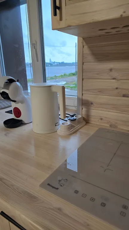 Уютная часть дома на берегу Волги в городе