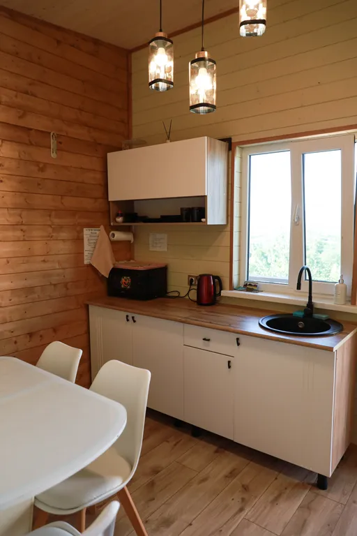 Коттедж Уютный современный дом в горах, крытая терраса с панорамой гор и озера — Соколиное