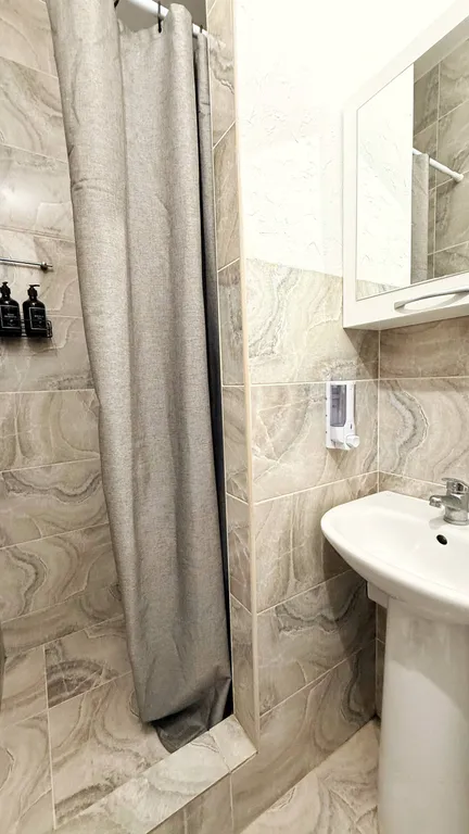 Не студия, отдельная спальня + видно море из окна