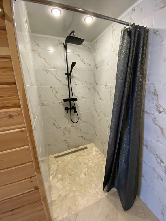 Уютный дом с бассейном на природе