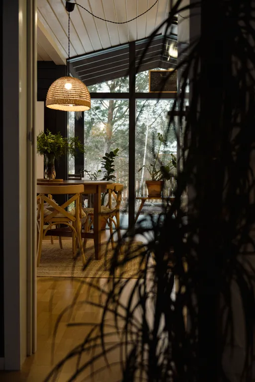 Уютный домик с горячей купелью, в окружении соснового леса