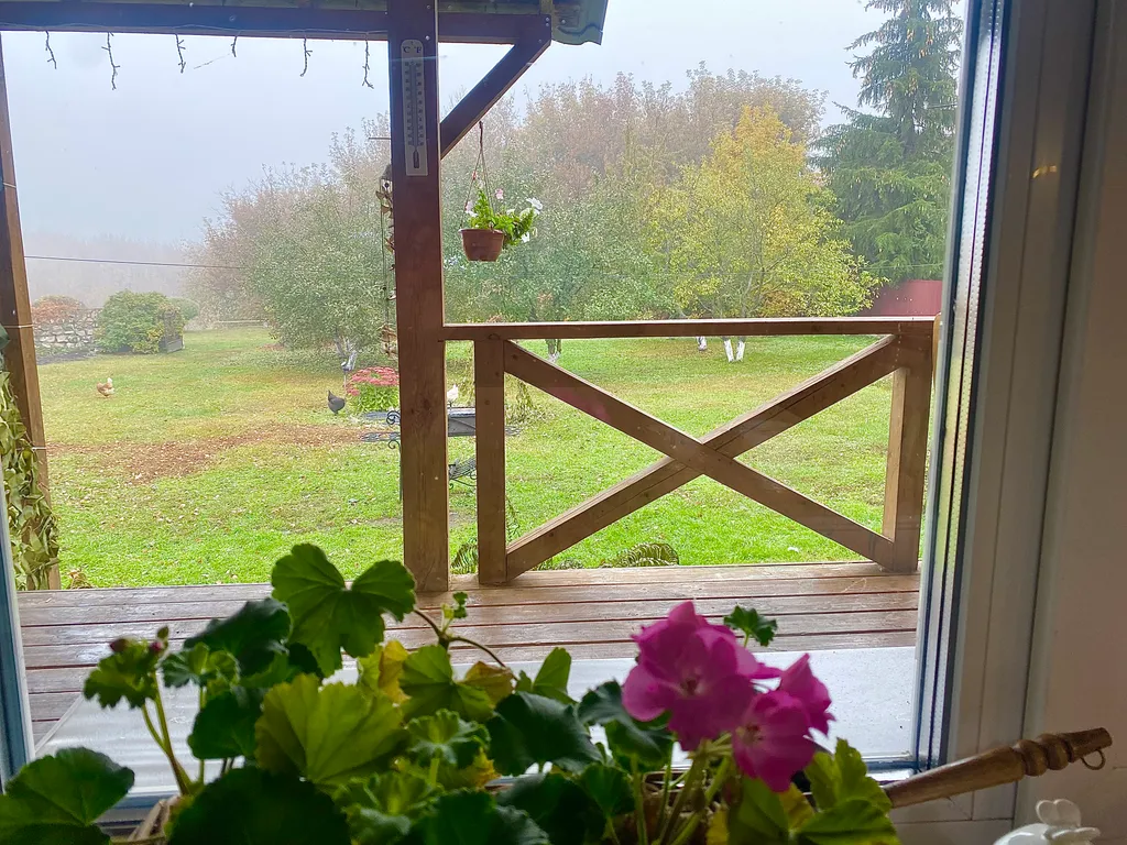 Дом и баня на берегу реки