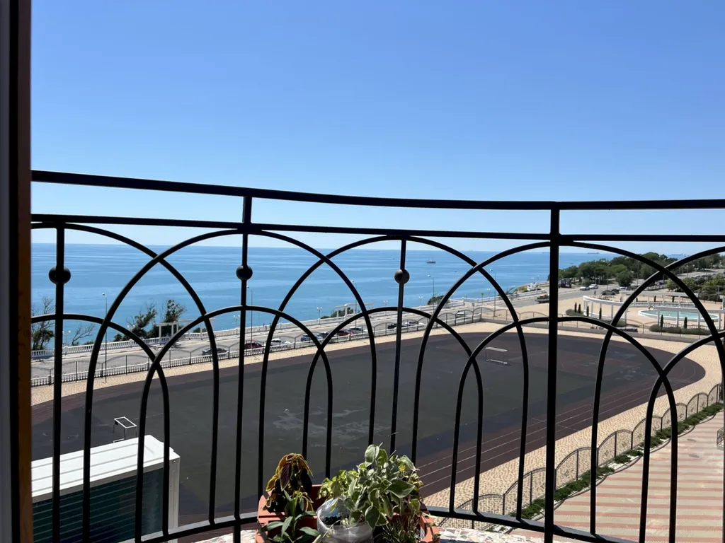 Квартира с балконом и видом на открытое море, Толстый мыс