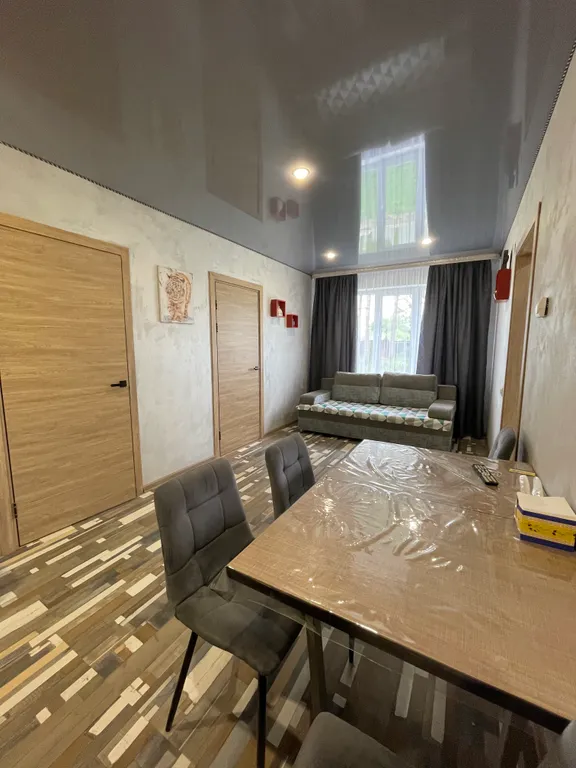 Домик у пруда