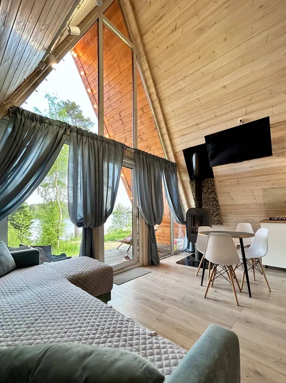 Стильный А-фрейм на берегу озера