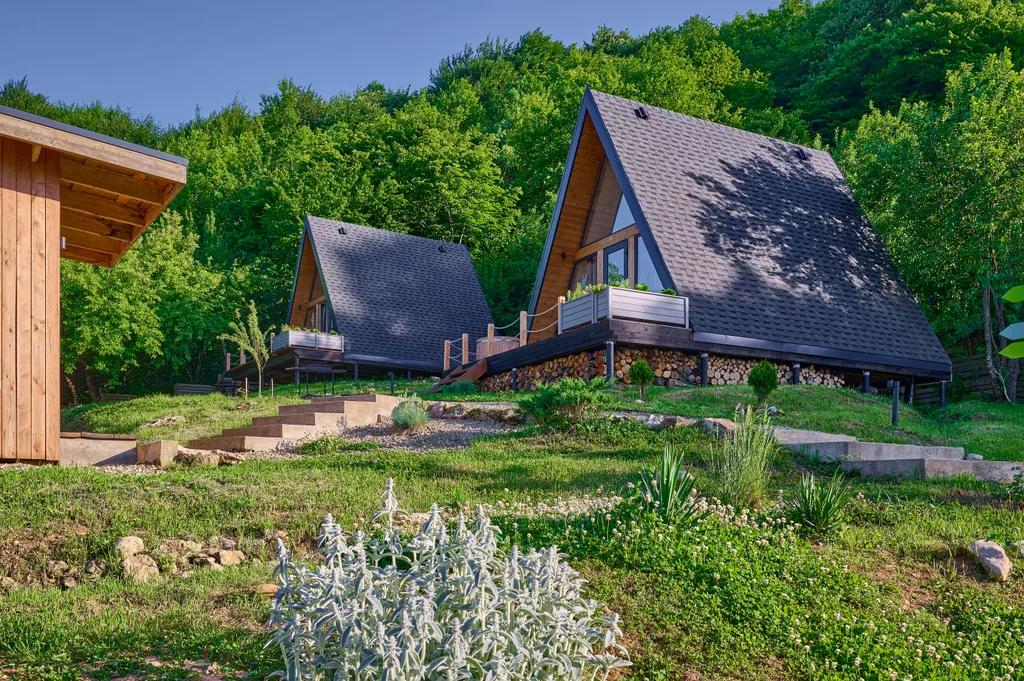 Уютный треугольный домик у леса с видом на горы