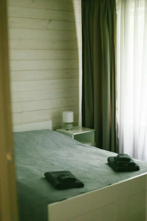 Уютный дом в лесу с видом на залив