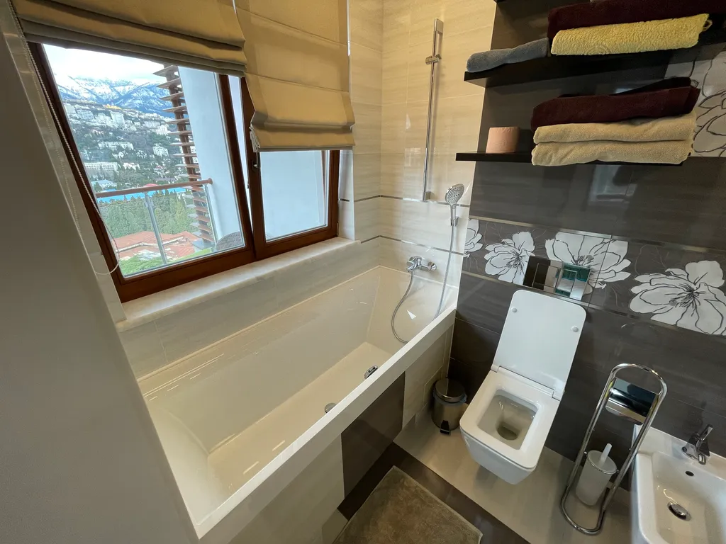 Большая квартира в центре ЖК Лотос с видом на море и горы