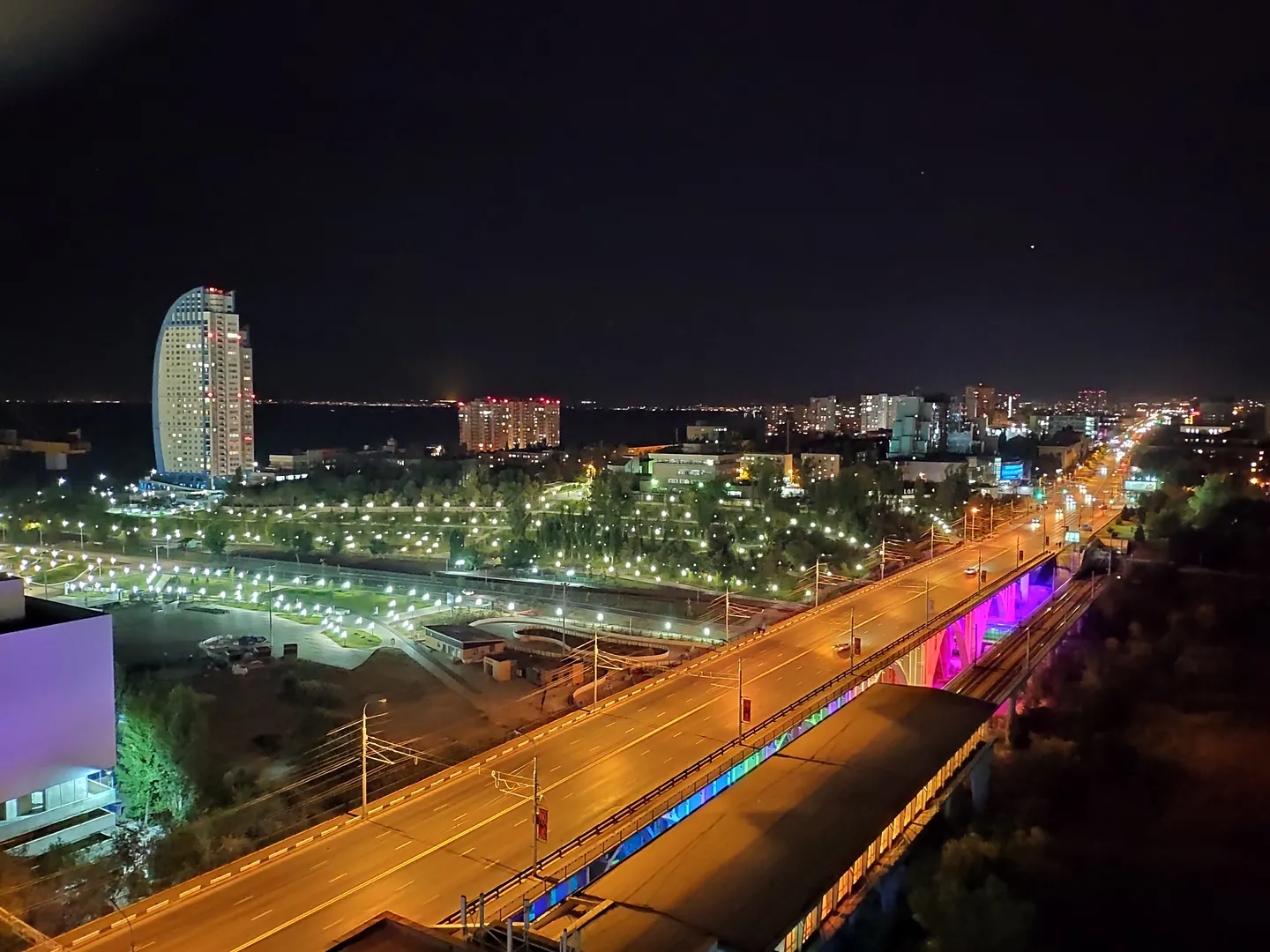 Вид из окна. Просто вечер... Астраханский мост. Метротрам. Парк в пойме реки Царица.