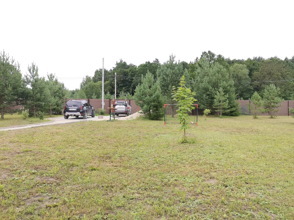 Современный уютный домик с камином на берегу реки Оки