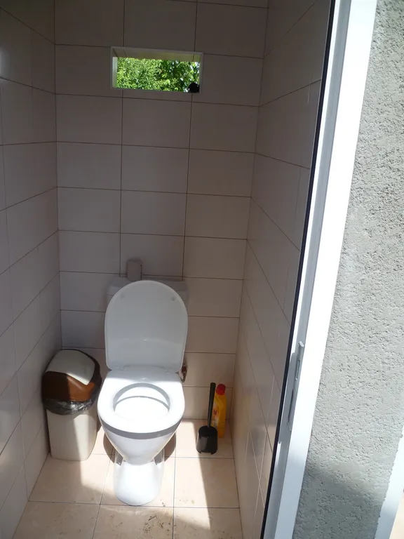 Небольшой трехместный номер с удобствами