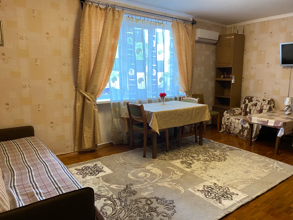 Двухкомнатная квартира с большой лоджией в центре Феодосии — аренда посуточно в Феодосия