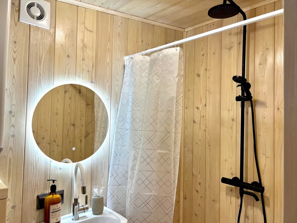 Домик с камином у ручья