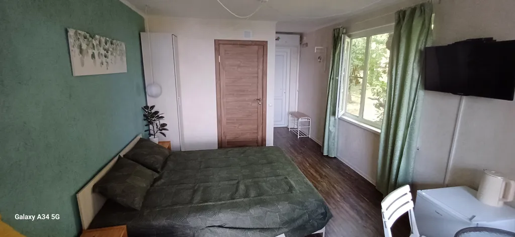 Уютная комната в доме Остановка Море с видом на море и лес