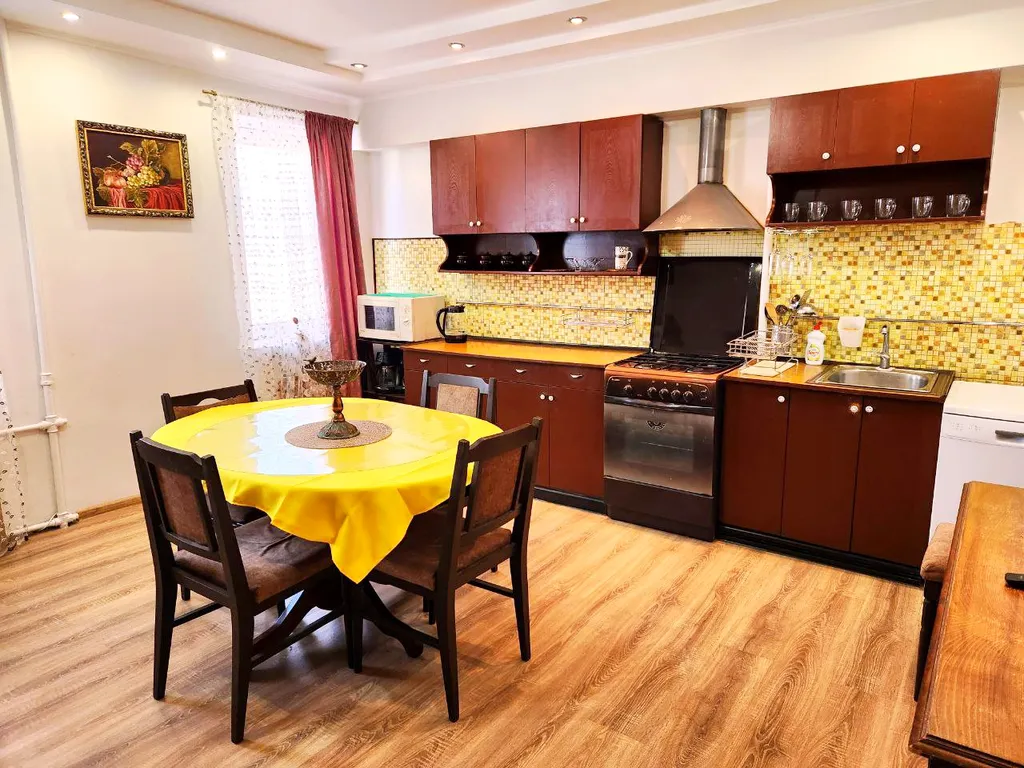 Просторная квартира в центре у моря