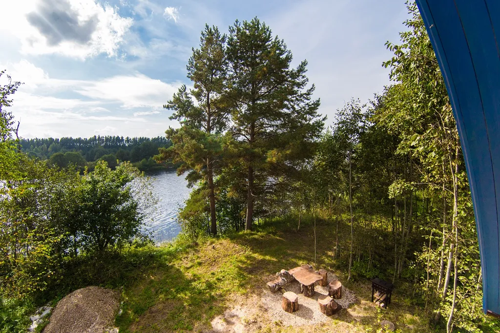 Уютный и тёплый домик на берегу реки