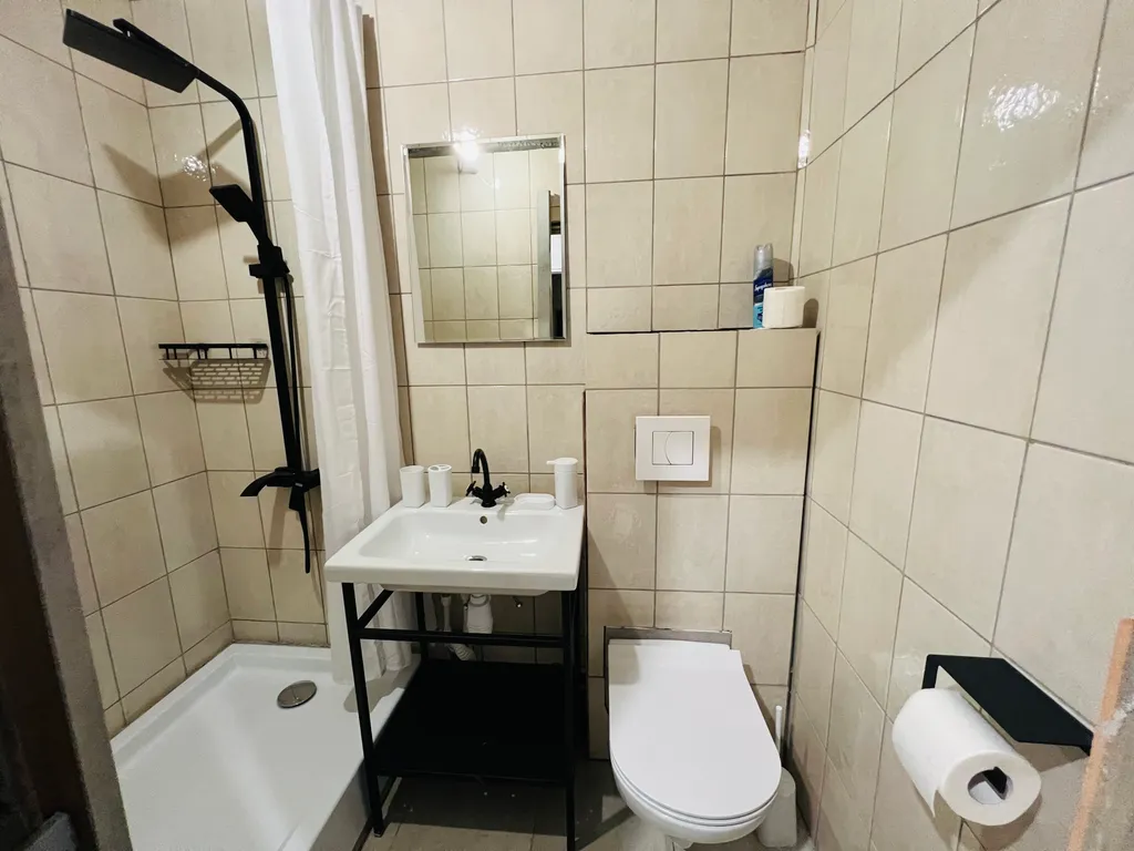 Двухместная студия с видом на горы и двумя отдельными кроватями.