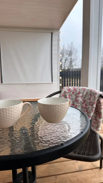 Уютный Белый дом у реки