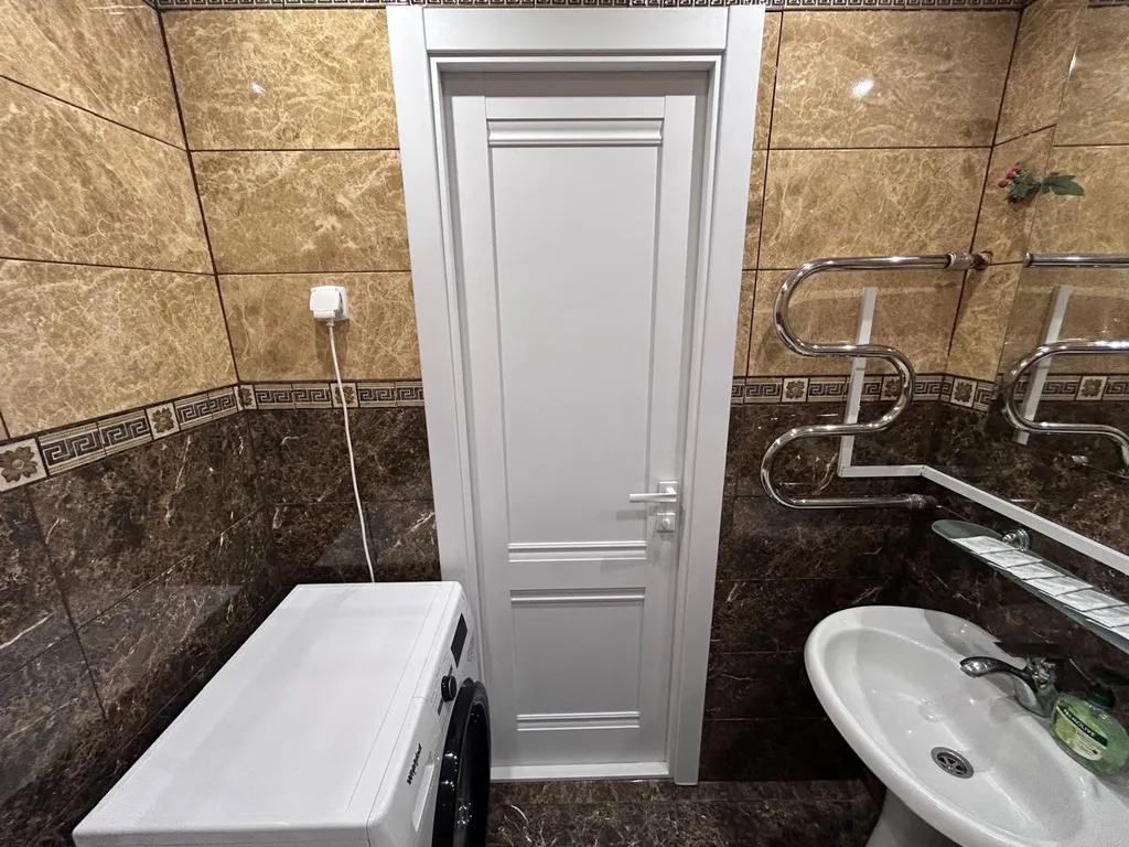 Современная трехкомнатная квартира с большой кухней