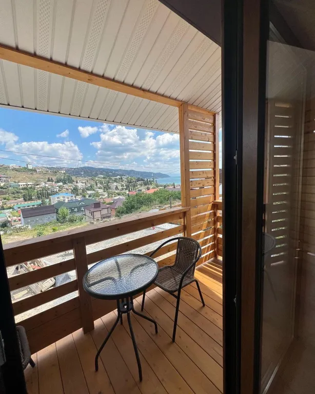 Дом с тремя апартаментами с видом на горы и море