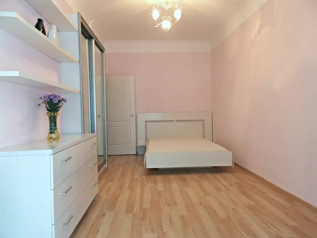 Уютная двухкомнатная квартира в центре со своим гаражем.