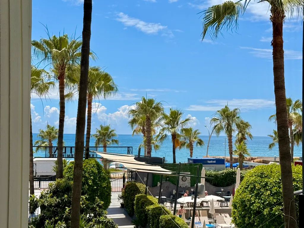 Трехкомнатная квартира на первой береговой линии