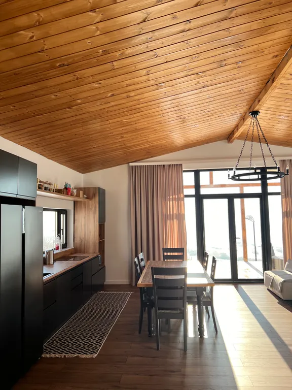 Домик на холме с видом на лес и горы