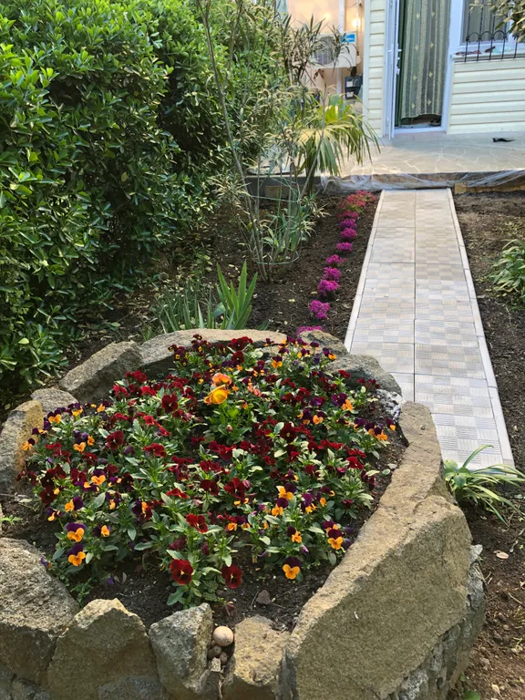 Отличная квартира в 12 минутах от моря со своим выходом в полесадник.