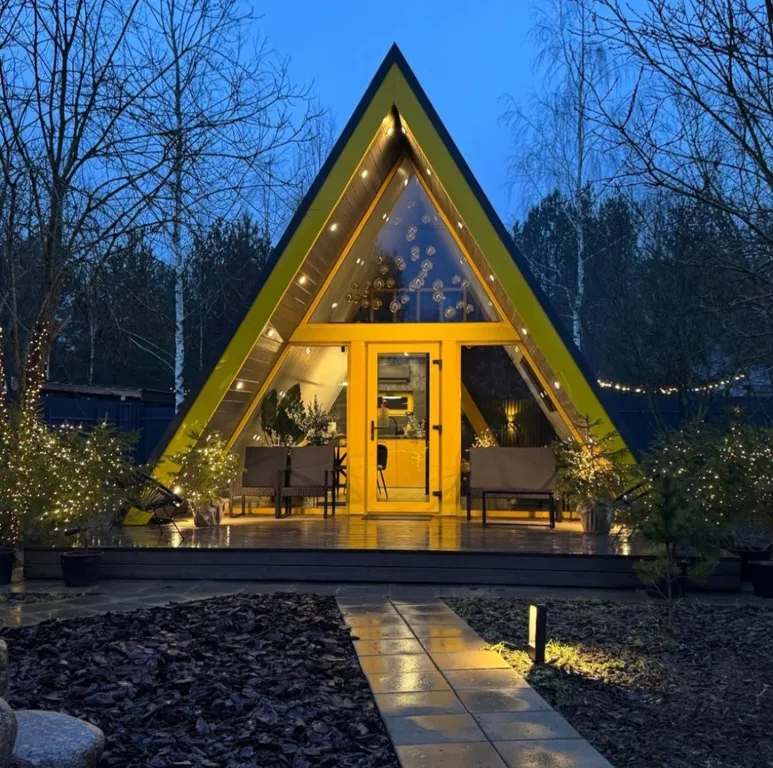 Коттедж Стильный треугольный дом в 25 км от Минска с горячей купелью в лесу — аренда посуточно в Логойск