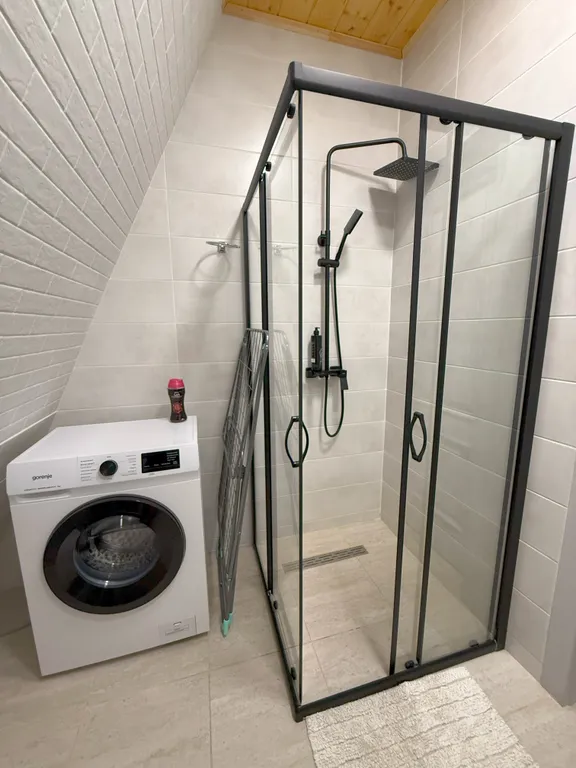 А-фрейм шалаш у леса