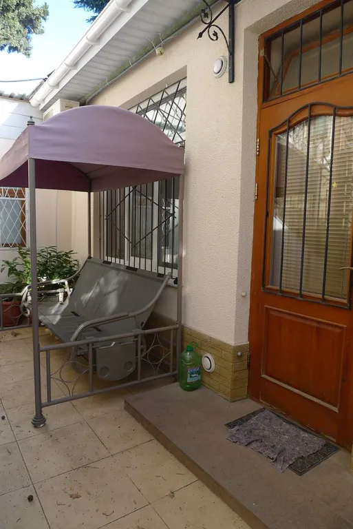 Хорошая квартира с отдельным входом и двориком в 30 м. от набережной — аренда посуточно в Ялта