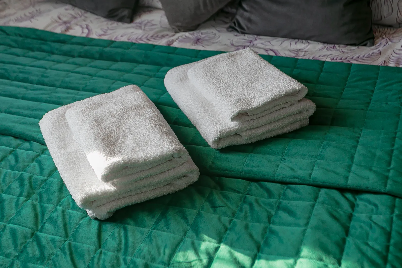 Комплект больших и маленьких полотенец
