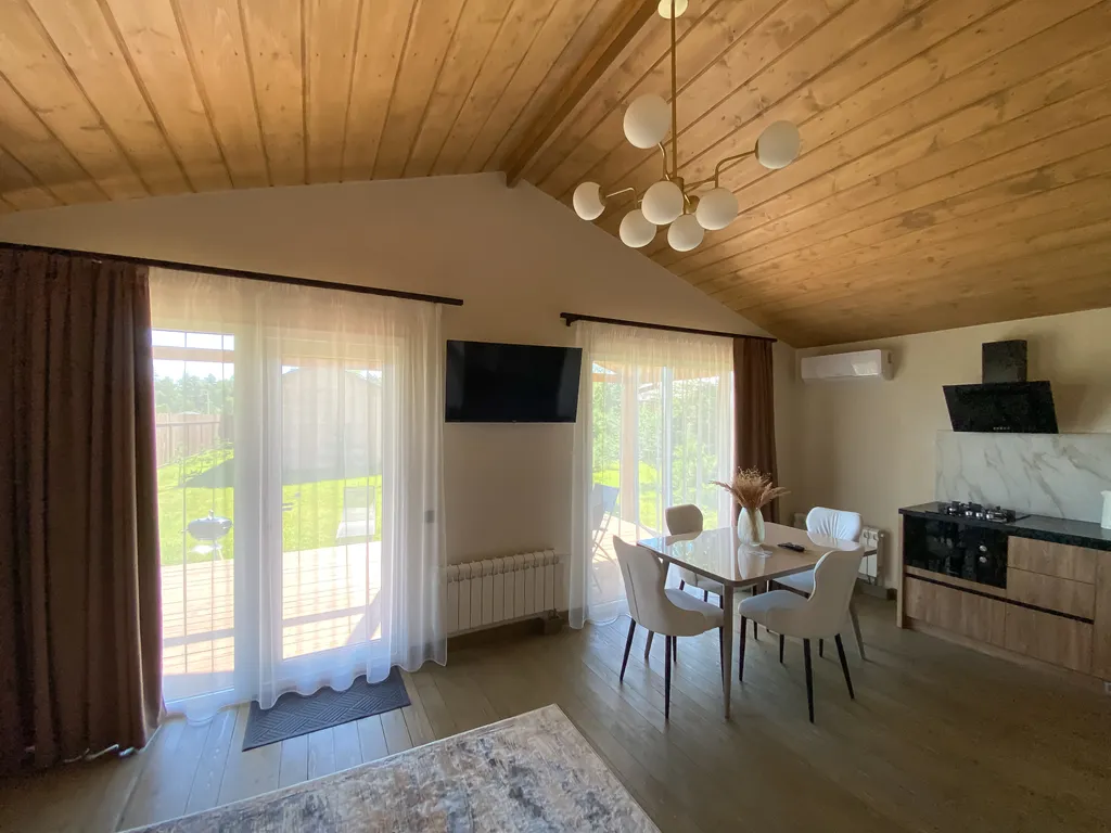 Просторный двухкомнатный коттедж 75 метров в лесу у пруда