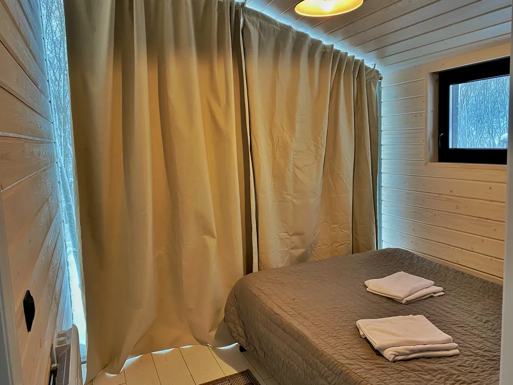 Уютный домик на берегу пруда