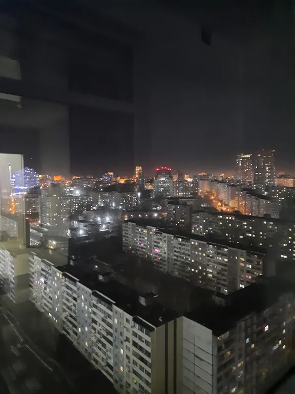 Студия у реки с панорамным видом на город с высоты птичьего полета