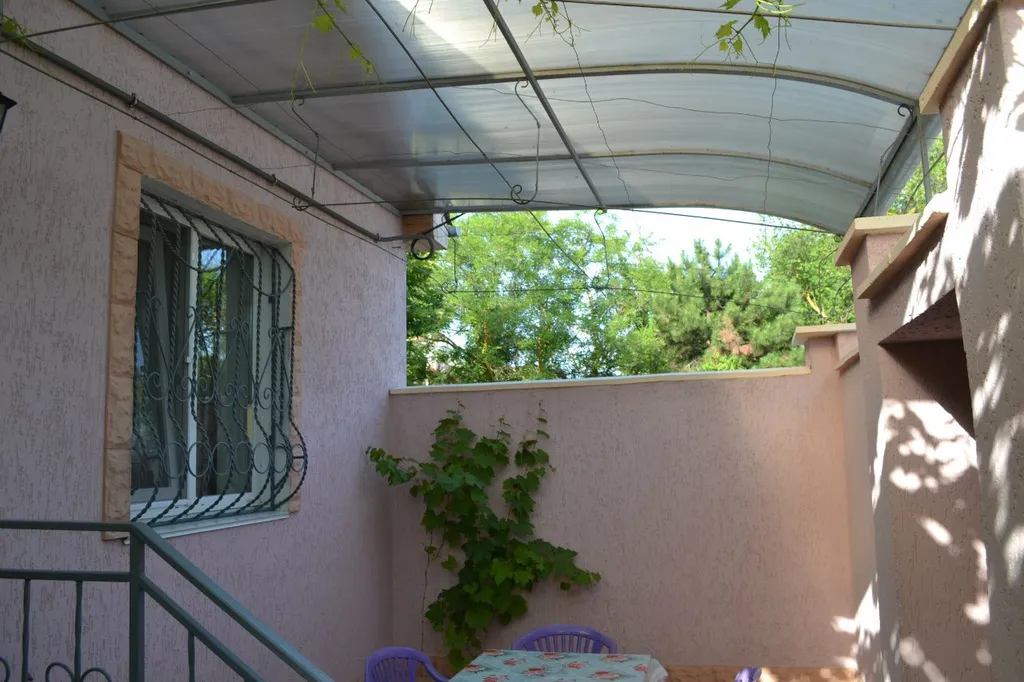 Двухкомнатный дом в санаторной зоне Евпатории