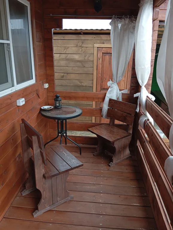 Деревянный дом на море