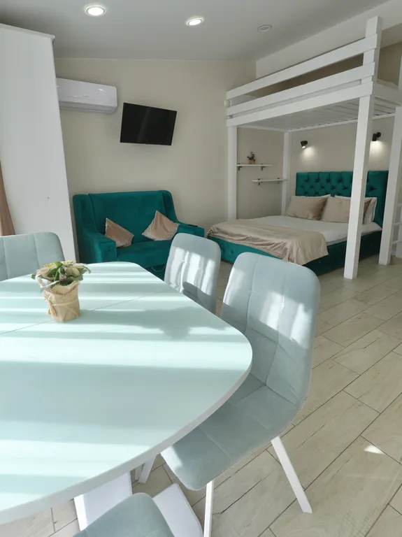 Светлая студия с панорамным окнами на горы напротив отеля Мариотт